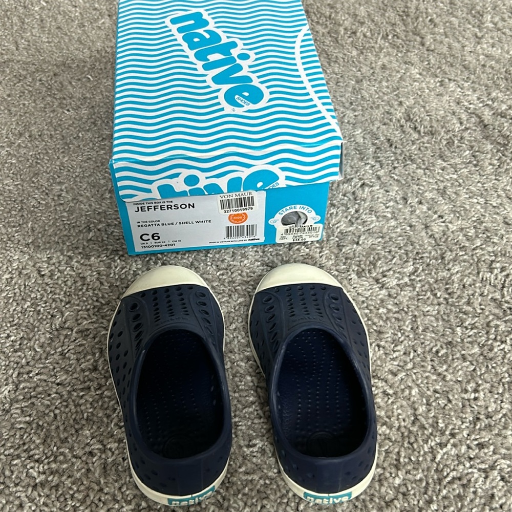 Native navy toddler size 6 shoes.